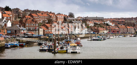 Royaume-uni, Angleterre, dans le Yorkshire, Whitby, location de bateaux amarrés dans la région de Port, vue panoramique Banque D'Images