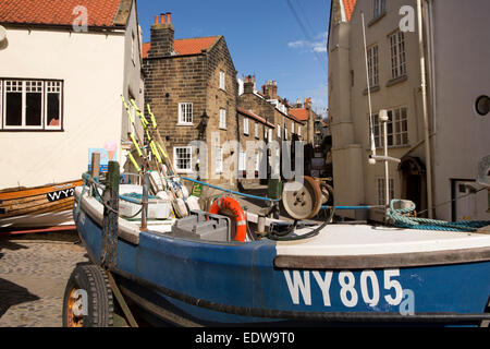 Royaume-uni, Angleterre, dans le Yorkshire, Robin Hood's Bay, bas du village, voile dans le Dock Banque D'Images