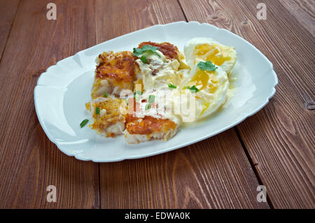 Haddie églefin - petit-déjeuner traditionnel écossais. haddock fumé cuit avec sauce et oeufs Banque D'Images