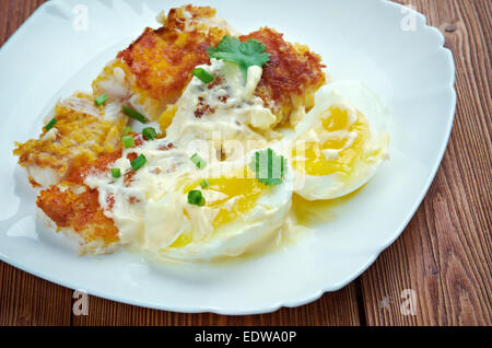 Haddie églefin - petit-déjeuner traditionnel écossais. haddock fumé cuit avec sauce et oeufs Banque D'Images