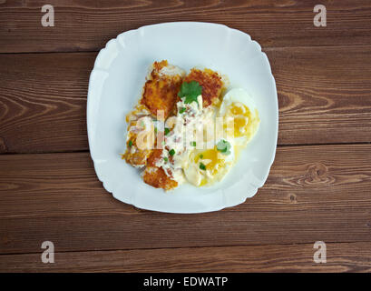 Haddie églefin - petit-déjeuner traditionnel écossais. haddock fumé cuit avec sauce et oeufs Banque D'Images