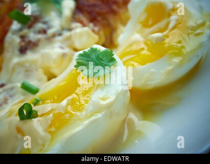 Haddie églefin - petit-déjeuner traditionnel écossais. haddock fumé cuit avec sauce et oeufs Banque D'Images