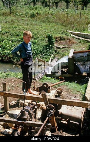 Garçon Mennonite orthodoxe sur Barton Creek Farm, Belize, en Amérique centrale, Juin 1985 Banque D'Images