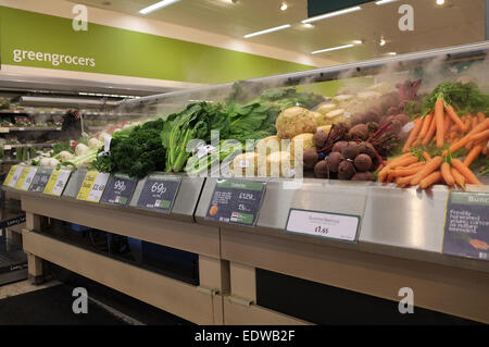 Supermarché produire en vente, être refroidis avec flux de vapeur froide Banque D'Images