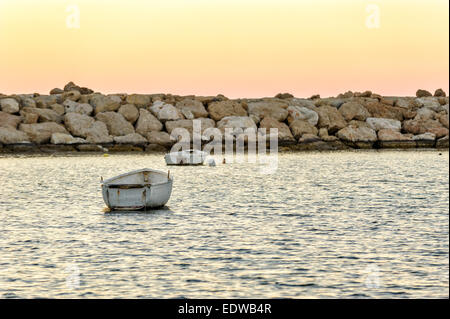 Coucher de soleil sur une baie avec petits bateaux Banque D'Images