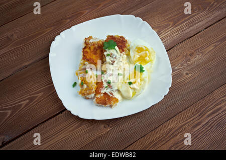 Haddie églefin - petit-déjeuner traditionnel écossais. haddock fumé cuit avec sauce et oeufs Banque D'Images