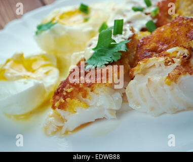 Haddie églefin - petit-déjeuner traditionnel écossais. haddock fumé cuit avec sauce et oeufs Banque D'Images