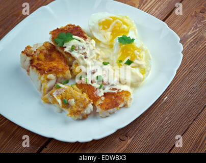 Haddie églefin - petit-déjeuner traditionnel écossais. haddock fumé cuit avec sauce et oeufs Banque D'Images