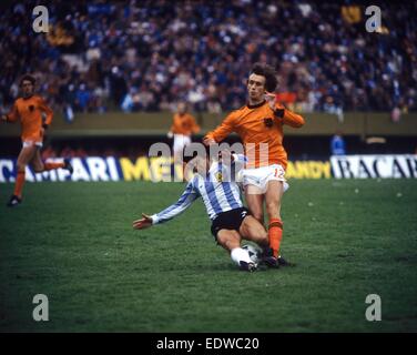 25.06.1978 Luis Galvan (ARG) défis Rob Rensenbrink (NED) ; reg140102 Fussball Herren Nationalteam L&# xfffd nderspiel 1978;Coupe du Monde Finale à Buenos Aires Banque D'Images