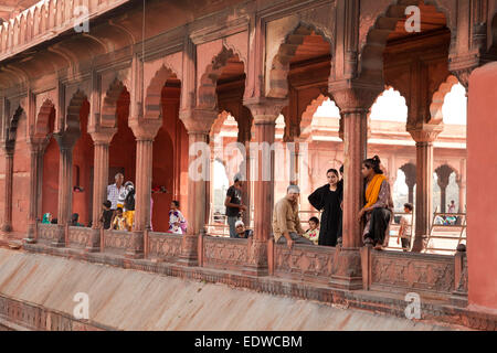Colonnade dans la cour de la mosquée de vendredi Jama Masjid, Delhi, Inde, Asie Banque D'Images