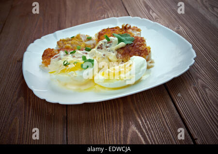 Haddie églefin - petit-déjeuner traditionnel écossais. haddock fumé cuit avec sauce et oeufs Banque D'Images