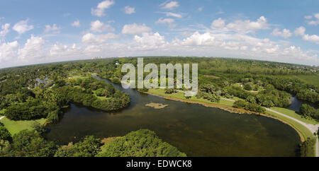 Tropical Park et Lake en Floride vu en vue aérienne Banque D'Images