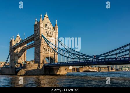 Tower Bridge est un célèbre monument, l'emblématique pont suspendu enjambant la Tamise à Londres Banque D'Images