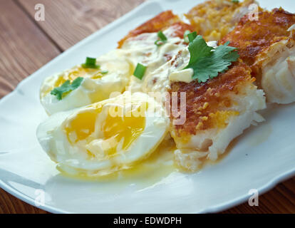 Haddie églefin - petit-déjeuner traditionnel écossais. haddock fumé cuit avec sauce et oeufs Banque D'Images