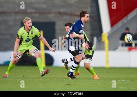 Vente, UK. 10 janvier, 2015. Aviva Premiership. Sale Sharks par rapport à Northamton Saints. Sale Sharks l'ouvreur Danny Cipriani est abordé. Credit : Action Plus Sport/Alamy Live News Banque D'Images