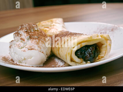 Crêpes farcies à la crème et confiture de pommes Banque D'Images