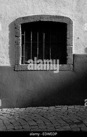 Vieille fenêtre barrée, Salz Gasse, Altstadt, Cologne, Rhénanie du Nord-Westphalie, Allemagne Banque D'Images