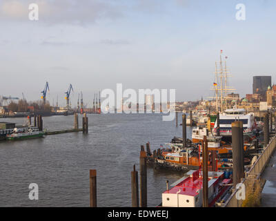 Les remorqueurs amarrés dans le port de Hambourg en Allemagne sur l'Elbe Banque D'Images