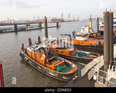 Les remorqueurs amarrés dans le port de Hambourg en Allemagne sur l'Elbe Banque D'Images