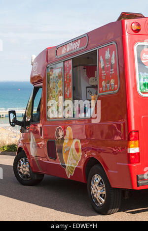 M. Whippy, fourgonnette glace garée par la plage de Bournemouth face à la mer à Bournemouth, Dorset, Royaume-Uni, en août Banque D'Images