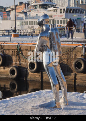 « Dykkaren" par le sculpteur llo Enstad, sculpture d'un plongeur placés de manière stratégique dans le port d'Oslo Norvège par Aker Brygge Banque D'Images