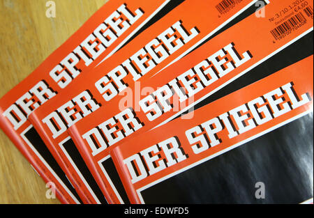 Hambourg, Allemagne. 10 janvier, 2015. ILLUSTRATION - quatre éditions de 'Der Spiegel' news magazine sont sur l'affichage à un kiosque à Hambourg, Allemagne, 10 janvier 2015. Der Spiegel est maintenant publiée le samedi au lieu du lundi. Photo : Bodo Marks/dpa/Alamy Live News Banque D'Images