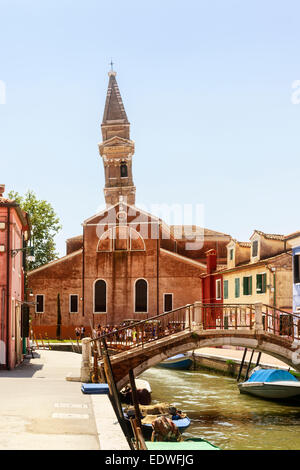 Burano Island dans la lagune de Venise célèbre pour les bâtiments et les maisons peintes de couleurs & tour de Burano - Campanile de l'église de San Martino Banque D'Images