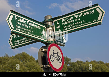 Enseigne sur Ouse Valley Way & Pathfinder Cours à Houghton Mill Banque D'Images