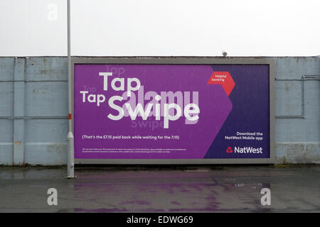 Tap Tap, balayez vers la banque NatWest Application Mobile Banking annonce annonce sur billboard Swansea Pays de Galles UK KATHY DEWITT Banque D'Images