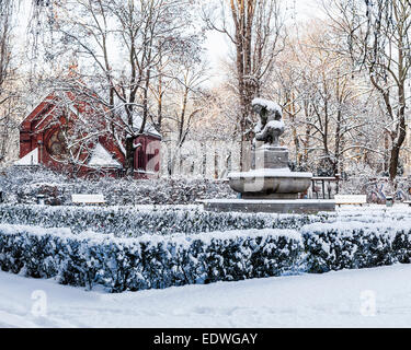 Le compteur 'argent' statue et fontaine, Poplar square et chapelle du cimetière de la paroisse après la neige d'hiver Sophien, Berlin Banque D'Images