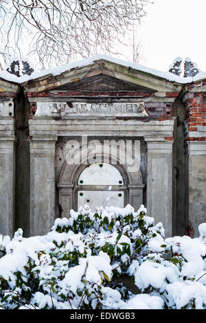 Tombe de cimetière de la paroisse protestante Sophien après l'hiver la neige, Friedhof der Gemeinde Sophien, Mitte, Berlin Banque D'Images