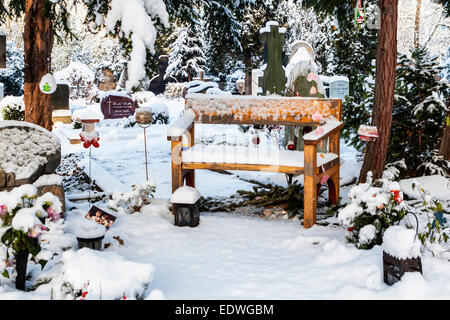 Banc et tombes dans le cimetière de la paroisse protestante Sophien après l'hiver la neige, Friedhof der Gemeinde Sophien, Mitte, Berlin Banque D'Images