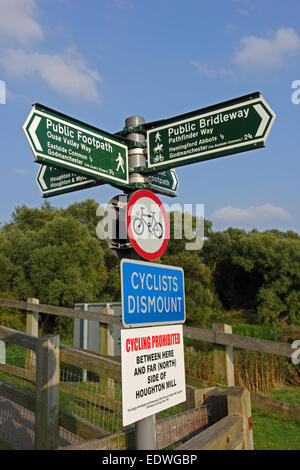 Enseigne sur Ouse Valley Way & Pathfinder Cours à Houghton Mill Banque D'Images