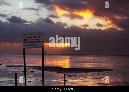 Southport, Merseyside, Royaume-Uni Le 10 janvier 2014. 'Aucun signe d'avertissement des véhicules et des restrictions pour une partie de l'estran sur Formby Beach Sunset d'Ainsdale, près de Southport. Credit : Mar Photographics/Alamy Live News Banque D'Images