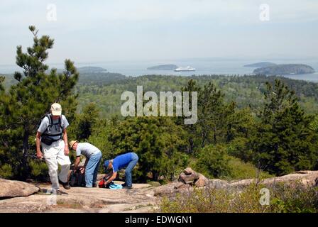 Cadillac Mountain randonnée pédestre avec des personnes âgées Banque D'Images