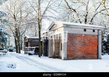 Tombes de cimetière de la paroisse protestante Sophien après l'hiver la neige, Friedhof der Gemeinde Sophien, Mitte, Berlin Banque D'Images