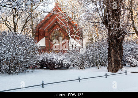 Sophien cimetière paroissial - chapelle en brique décorative et d'arbres couverts de neige en hiver, Friedhof der Gemeinde Sophien, Berlin Banque D'Images