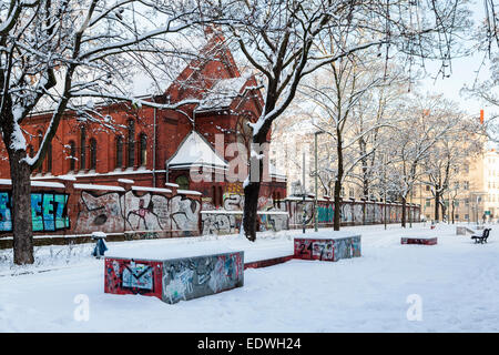 Cimetière de la paroisse de Sophien - chapelle décorative en briques et arbres enneigés en hiver, Friedhof der Sophien Gemeinde, Mitte,Berlin Banque D'Images