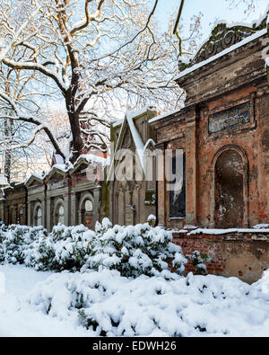 Sophien cimetière paroissial - monuments et tombes de décoration & d'arbres couverts de neige en hiver, Friedhof der Gemeinde Sophien, Berlin Banque D'Images