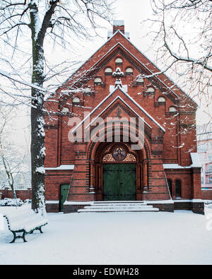 Sophien cimetière paroissial - chapelle en brique décorative et d'arbres couverts de neige en hiver, Friedhof der Gemeinde Sophien, Berlin Banque D'Images