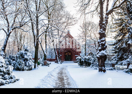 Sophien cimetière paroissial - chapelle en brique décorative et d'arbres couverts de neige en hiver, Friedhof der Gemeinde Sophien, Berlin Banque D'Images