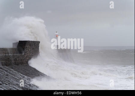 Porthcawl, Pays de Galles, Royaume-Uni. 10 janvier, 2015. D'énormes vagues s'écraser sur le côté du mur du port dans le vent fort qui ont été prévues pour frapper 37mph. Credit : Polly Thomas/Alamy Live News Banque D'Images