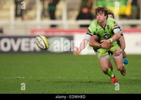 Vente, UK. 10 janvier, 2015. Aviva Premiership. Sale Sharks par rapport à Northamton Saints. Northampton Saints le demi de mêlée Lee Dickson est abordé par Sale Sharks le demi de mêlée Chris Cusiter. Credit : Action Plus Sport/Alamy Live News Banque D'Images