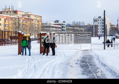 Le Mémorial du Mur de Berlin après la neige en hiver. Poteaux rouillés et vestiges du mur et mur de photos des victimes, Bernauerstrasse, Mitte Banque D'Images