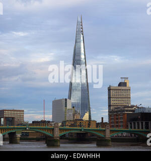 Le Shard dominant l'horizon de Londres Banque D'Images