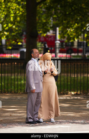 Couple dans Hyde Park Londres Banque D'Images