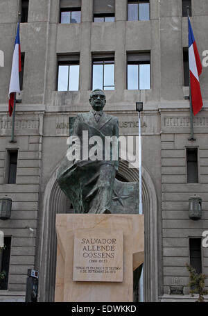 La statue de la président chilien Salvador Allende, à Santiago, Chili. Banque D'Images