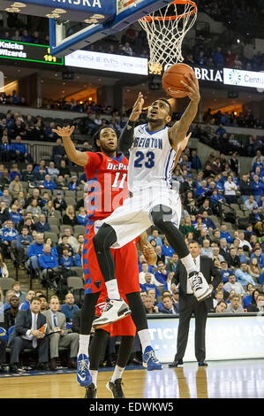 Omaha, NE USA. 07Th Jan, 2015. Creighton Bluejays James garde Milliken # 23 va jusqu'à un layup contre démons bleu DePaul avant Forrest Robinson # 11 en action lors d'un match de basket-ball NCAA DePaul Blue Demons entre et Creighton Bluejays à Century Link Centre à Omaha, NE.DePaul a gagné 70-60.Michael Spomer/Cal Sport Media/Alamy Live News Banque D'Images