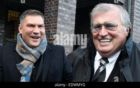 Hambourg, Allemagne. 10 janvier, 2015. L'ancien champion du monde de boxe pro et Dariusz Michalczewski (L) et promoteur Ebby Thust sourire après le service funèbre de la fin de l'entraîneur Fritz Sdunek boxe à Hambourg, Allemagne, 10 janvier 2015. Sdunek meurt d'une crise cardiaque l'âge de 67 ans le 22 décembre 2014. Photo : Marcus Brandt/dpa/Alamy Live News Banque D'Images