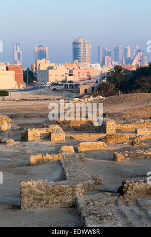 Ruines du Fort de Bahreïn reconstruit près de Manama, Bahreïn à Seef Banque D'Images